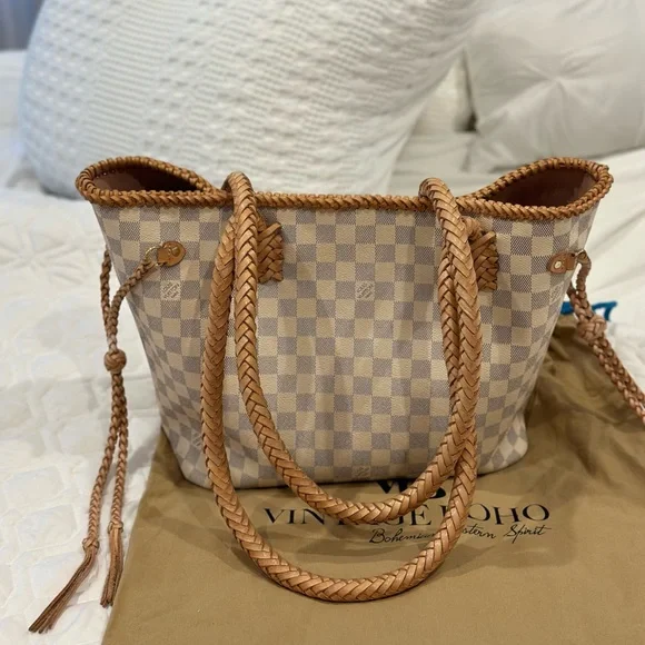 This is a beautiful Louis Vuitton Neverfull MM from Vintage Boho Bags… - Picture 3 of 5